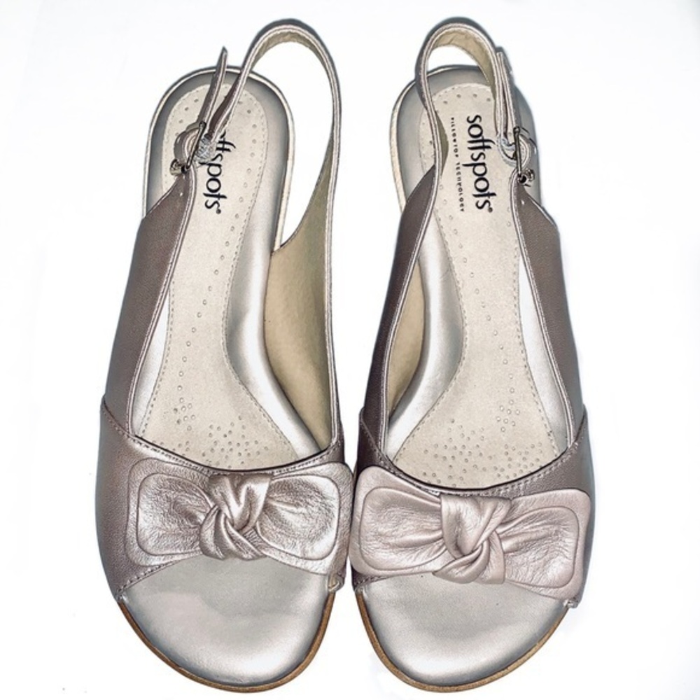 Softspots 7W gold leather wedge sandals w buckle